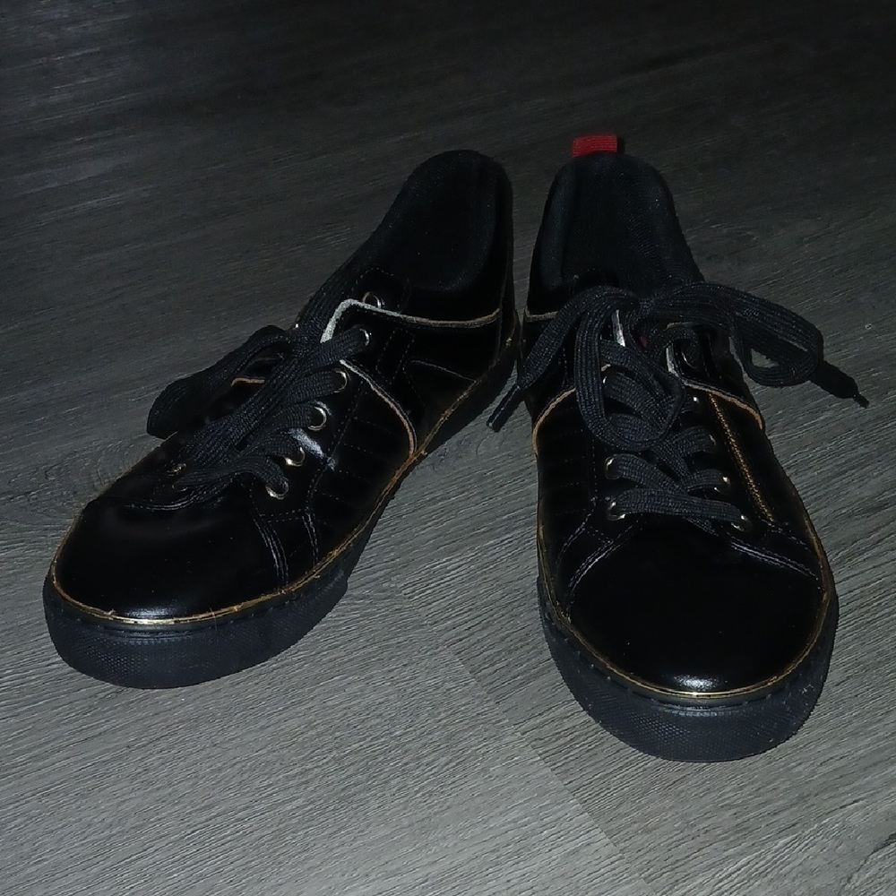Guess  Mito Black Low Cut Sneakers W/ Gold Metallic Trim Side Zipper Sz 9 EUC